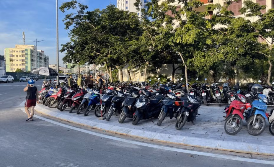 Xe máy đỗ hết vỉa hè, đoạn ngã ba vườn hoa giữa đường Trần Quốc Nghiễn với đường Điện Biên Phủ, phường Hồng Hà, TP Hạ Long (đối diện trường Trường TH-THCS&amp;THPT Lê Thánh Tông), không còn lối cho người đi bộ.