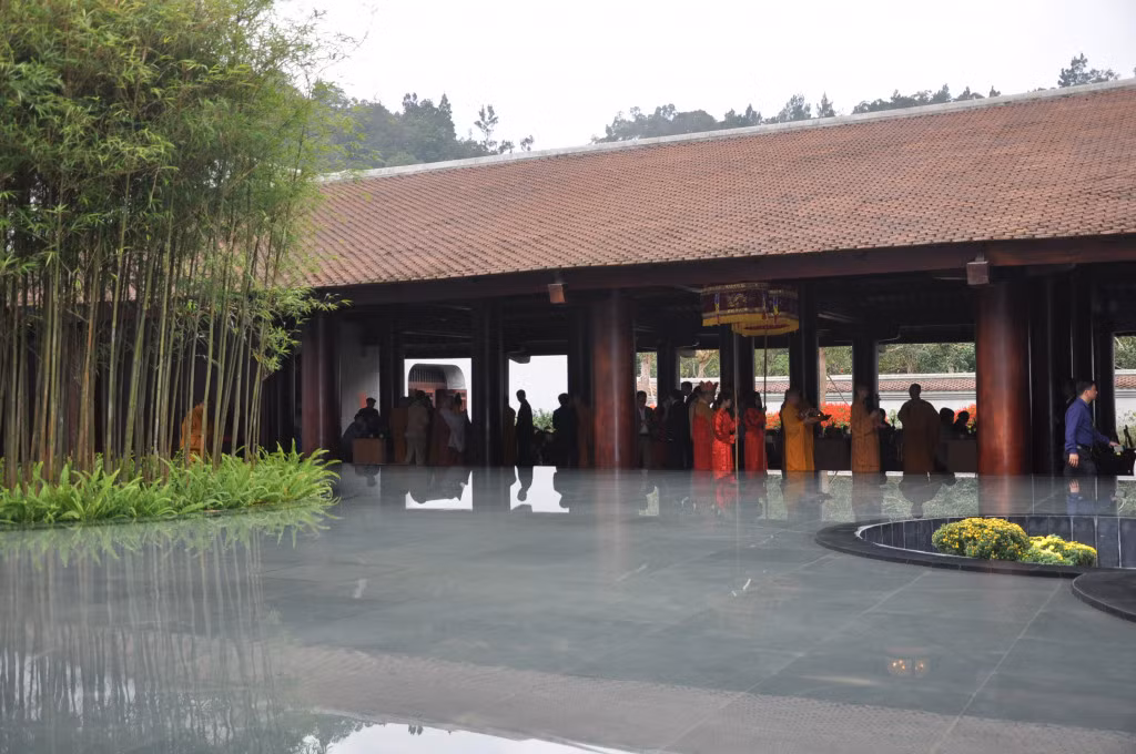 Hồ nước gương Kính tâm trong không gian Trung tâm Văn hóa Trúc Lâm Yên Tử.