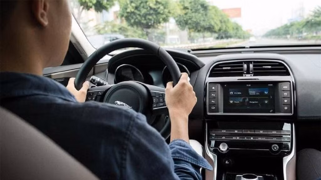 Cách xử lý khi xe bị nổ lốp ô tô đầu tiên là giữ chặt vô lăng và hướng cho xe đi thẳng