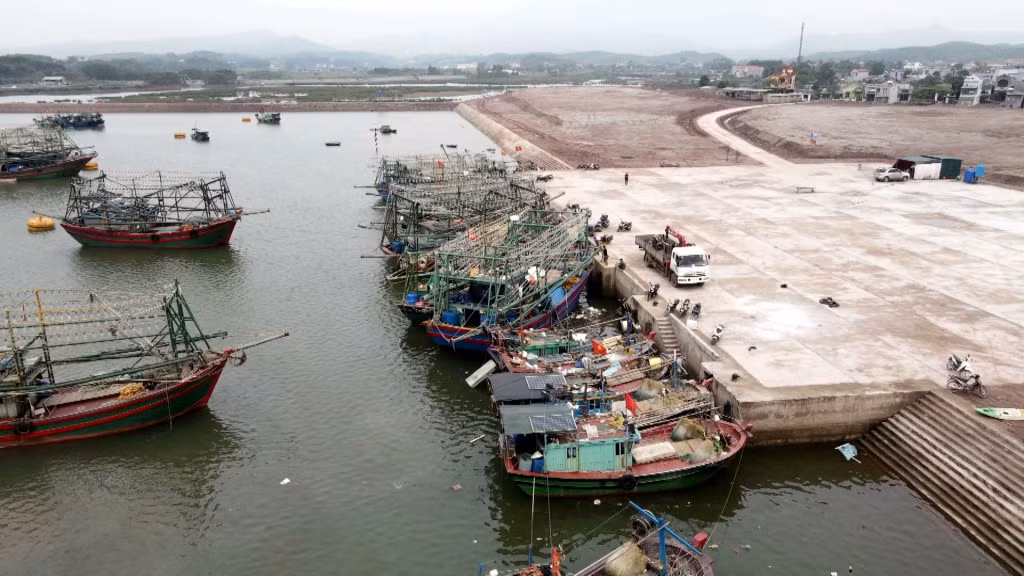 Cuối năm 2020, khu neo đậu tránh trú bão tàu thuyền nghề cá Tiến Tới (xã Đường Hoa, huyện Hải Hà) đi vào hoạt động.