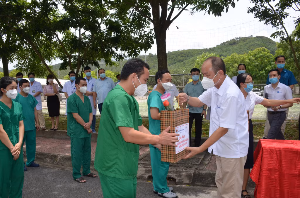 Các phần quà tri ân các bác sĩ, điều dưỡng, kỹ thuật viên trong Đoàn tình nguyện y tế tỉnh Quảng Ninh.