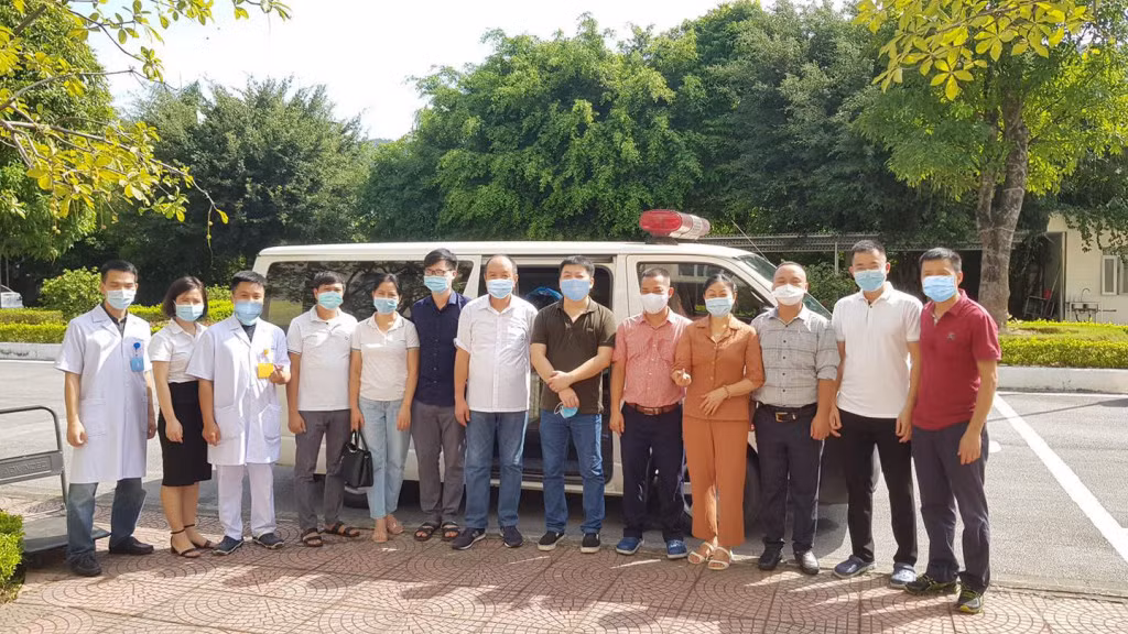 Lãnh đạo Bệnh viện Sản Nhi Quảng Ninh chia tay đoàn công tác trước khi lên đường chi viện cho TP Hồ Chí Minh chống dịch. Ảnh: Bệnh viện Sản Nhi tỉnh cung cấp