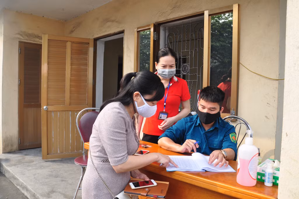 Bác sĩ Nguyễn Thị Dung (bên trái) giám sát dịch tễ tại cộng đồng.