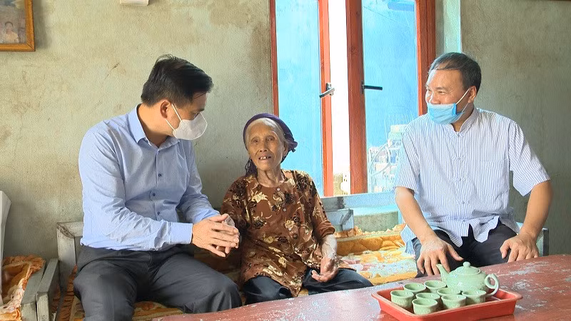 Phó Chủ tịch UBND tỉnh Bùi Văn Khắng thăm, tặng quà bà Hoàng Thị Lường - mẹ Liệt sỹ.