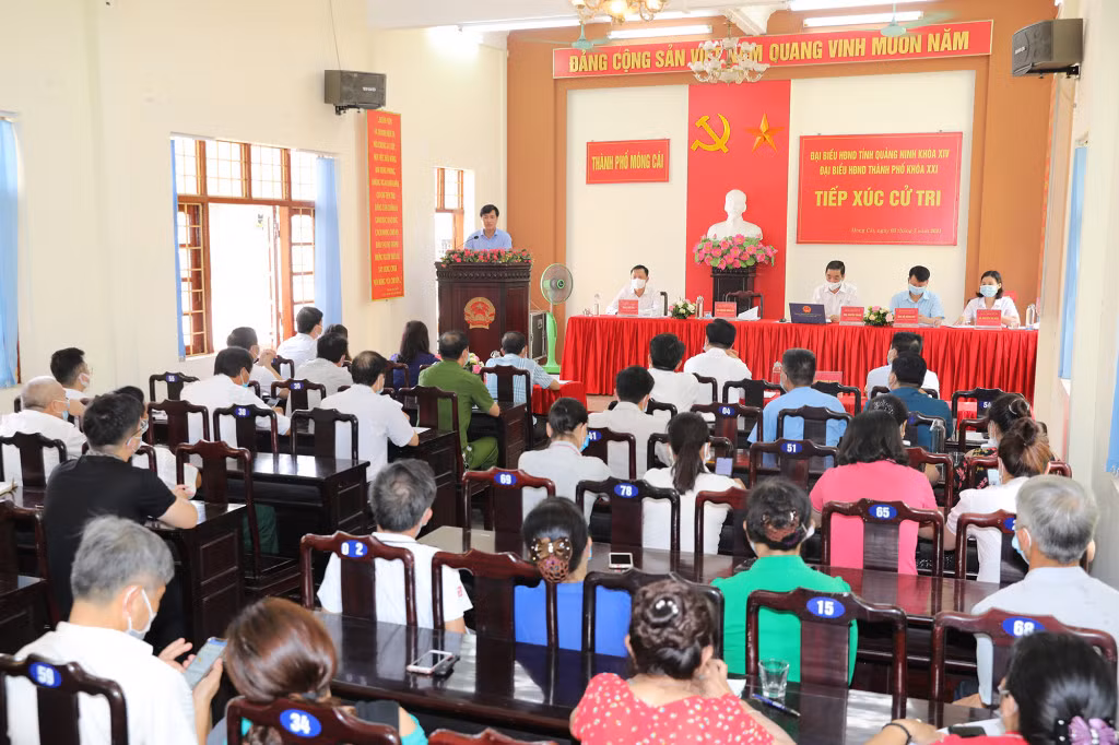 Quang cảnh buổi tiếp xúc cử tri