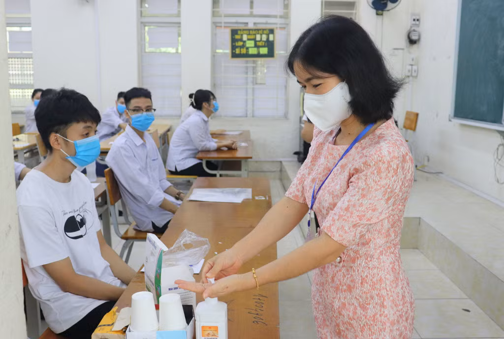 Các cán bộ coi thi cũng thực hiện nghiêm túc việc thay khẩu trang và sát khuẩn tay trước khi làm nhiệm vụ trong phòng thi.