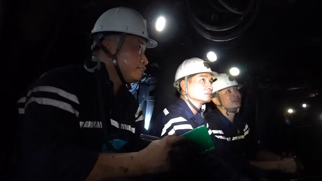 Anh Phạm Thành Công chỉ đạo thực hiện sáng kiến trong lò.