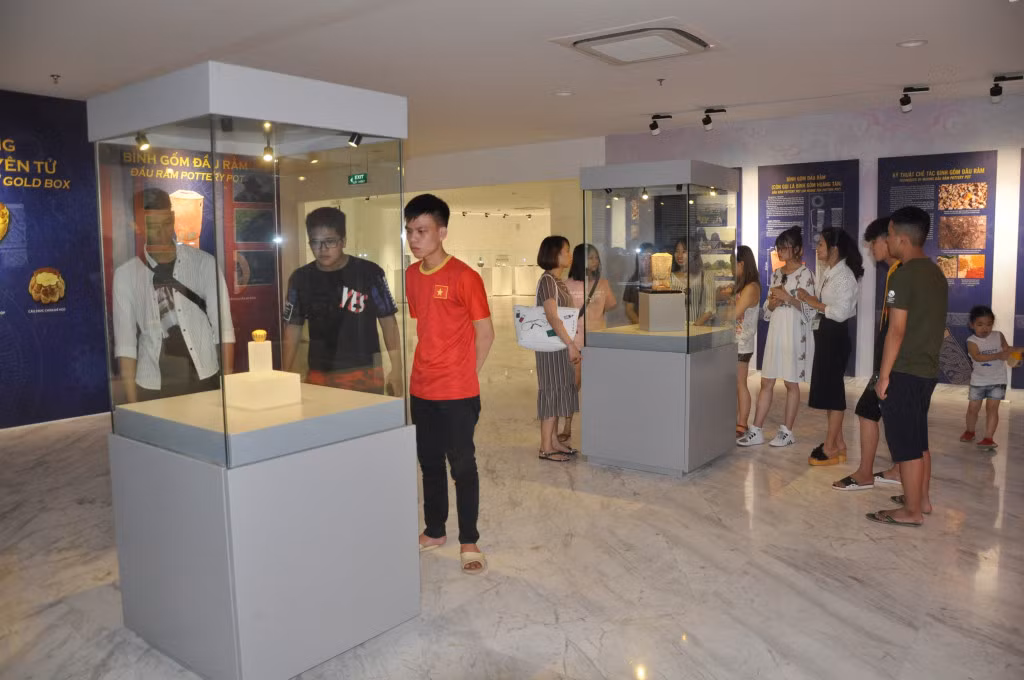 Du khách tham quan Bảo vật Quốc gia trưng bày tại Bảo tàng Quảng Ninh. Ảnh chụp năm 2019.