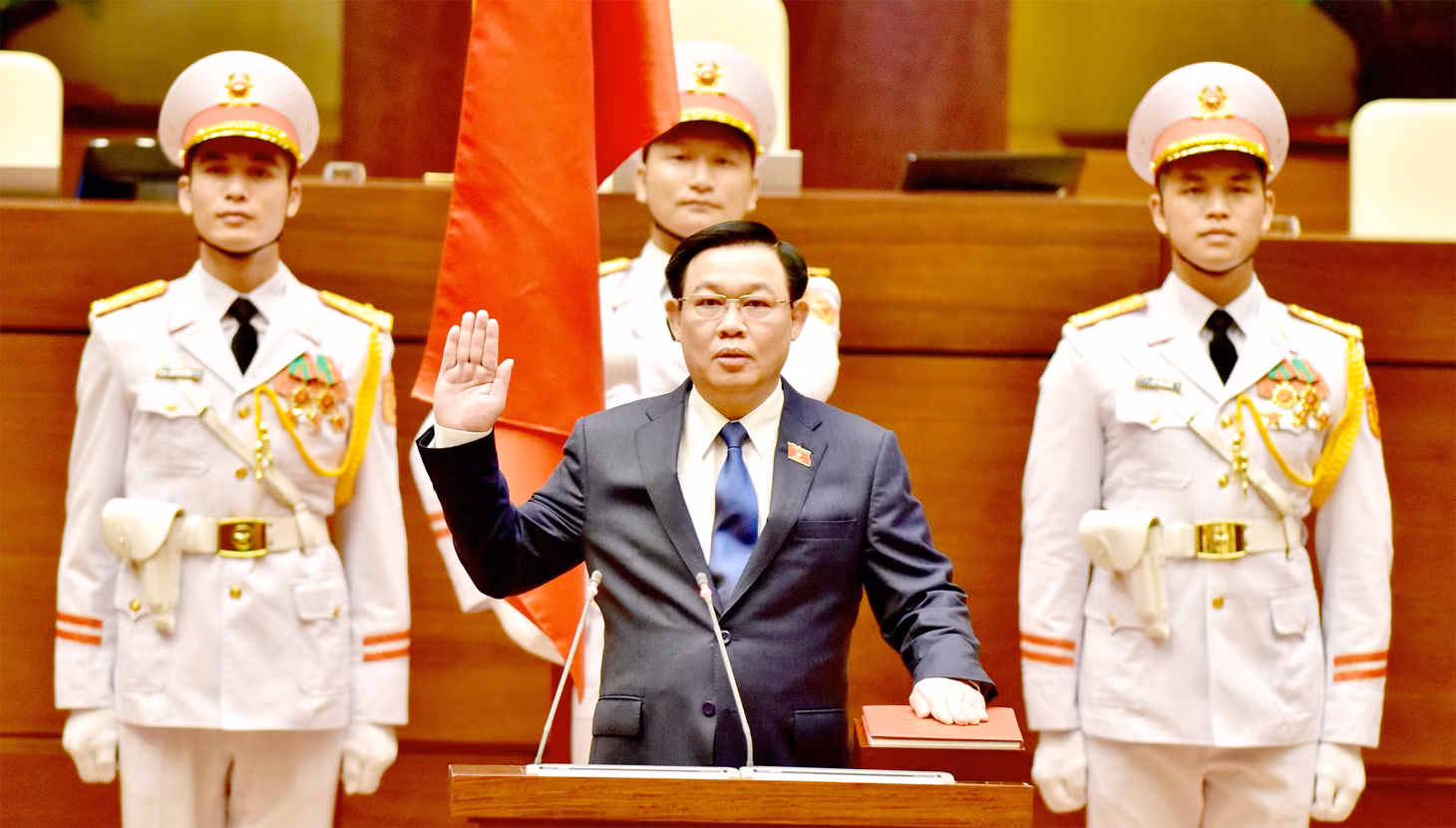 Chủ tịch Quốc hội Vương Đình Huệ tuyên thệ.