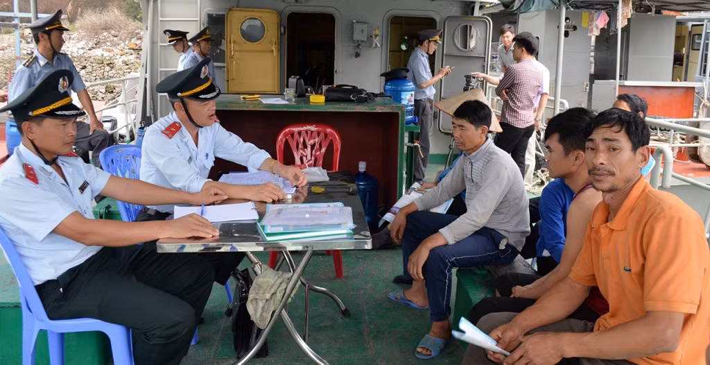 Lực lượng chức năng tuyên truyền cho những ngư dân đang hoạt động tại vùng biển TX Quảng Yên về các quy định liên quan đến khai thác thủy sản bất hợp pháp.