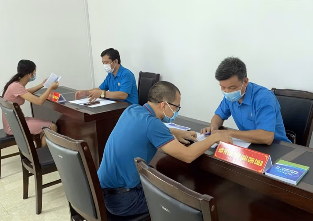 Cán bộ LĐLĐ tỉnh và TP Hạ Long tư vấn, hướng dẫn người lao động tại Điểm tư vấn pháp luật KCN Việt Hưng (TP Hạ Long).