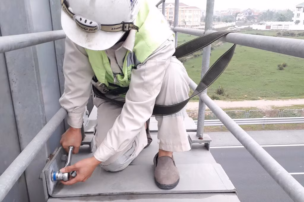 Hệ thống cầu trên tuyến được Công ty CP Phát triển Xây dựng 909 thường xuyên bố trí nhân lực kiểm tra.