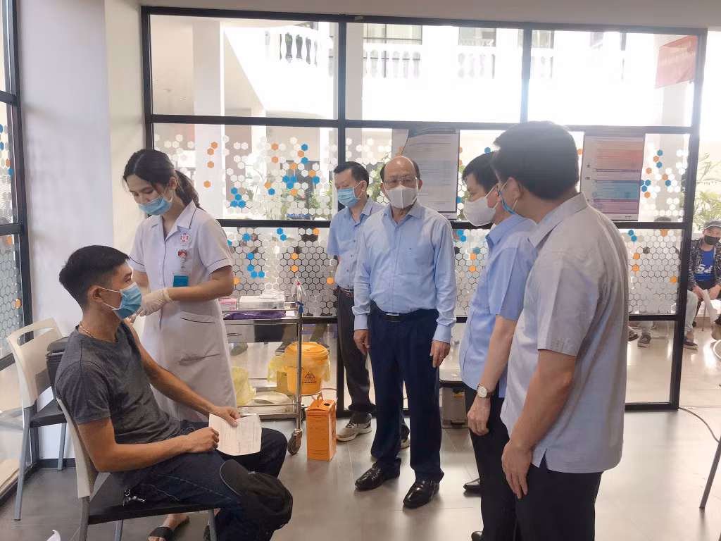 Trưởng Ban Nội chính Tỉnh ủy Vũ Xuân Diện kiểm tra công tác triển khai tiêm vắc xin phòng Covid-19 tại KCN Cảng biển Hải Hà. Ảnh: Hồng Nhung (Trung tâm TT-VH Hải Hà)