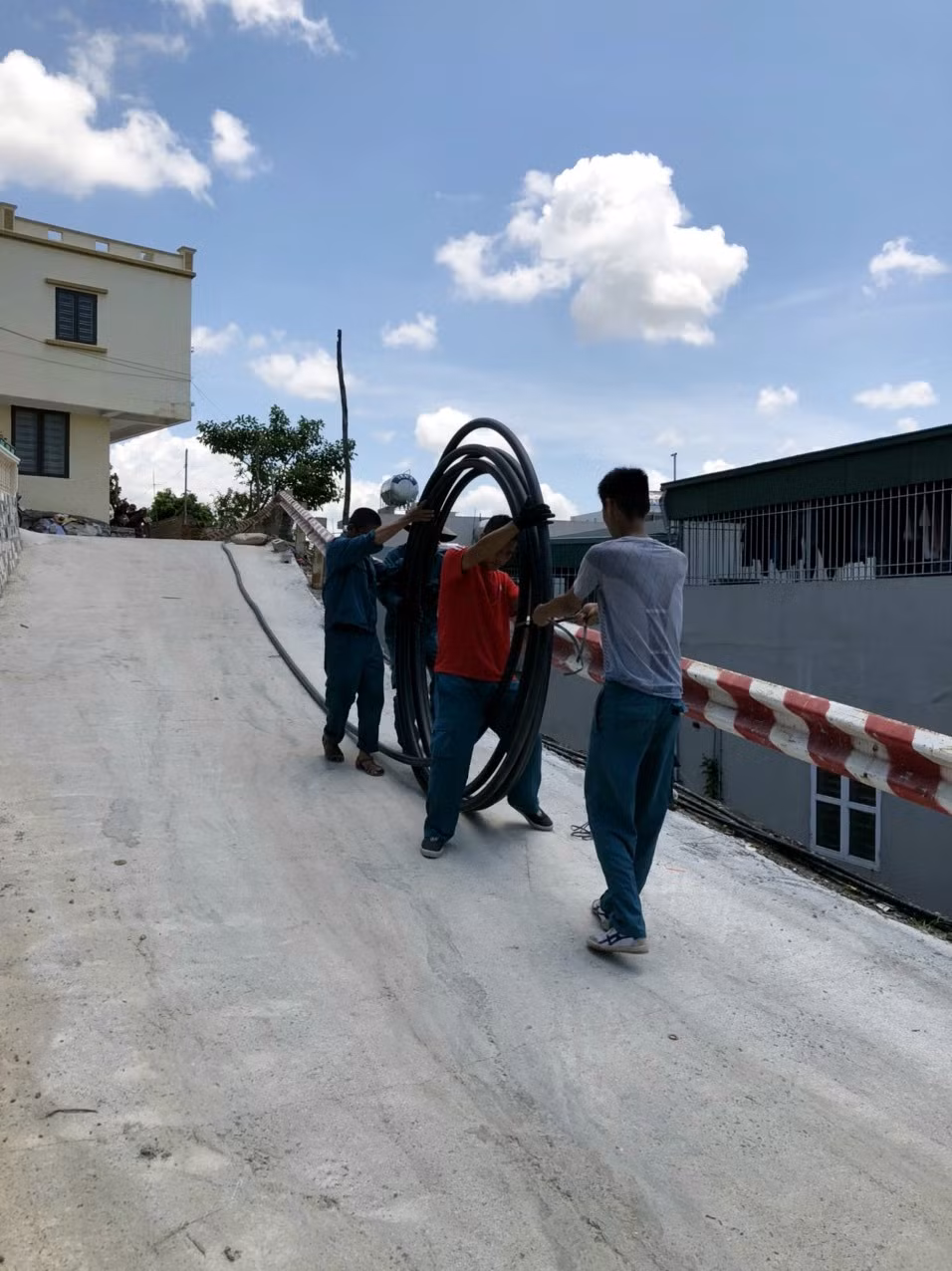 Xí nghiệp nước Hòn Gai thi công lắp đặt tuyến ống mới cho người dân trên địa bàn phường Yết Kiêu (TP Hạ Long).
