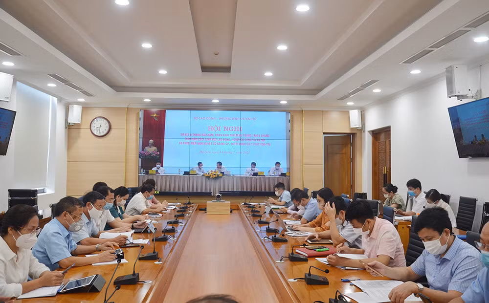 Tại hội nghị, Bộ LĐ-TB&amp;XH đã quán triệt Nghị quyết số 68/NQ-CP, Quyết định số 23/2021/QĐ-TTg về việc thực hiện một số chính sách hỗ trợ người lao động, người sử dụng lao động gặp khó khăn do đại dịch Covid-19.