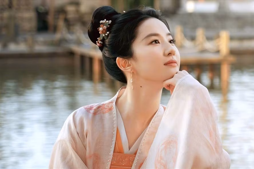 Tạo hình xinh đẹp của Lưu Diệc Phi trong "Mộng hoa lục" vừa được công bố. Ảnh: QQ.