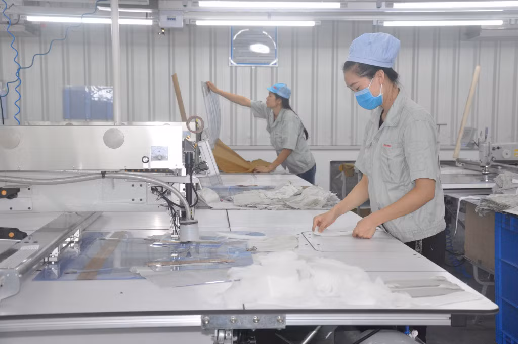 Công ty TNHH May mặc Hoa Lợi Đạt là một trong những doanh nghiệp có đông công nhân trong KCN Cảng biển Hải Hà.