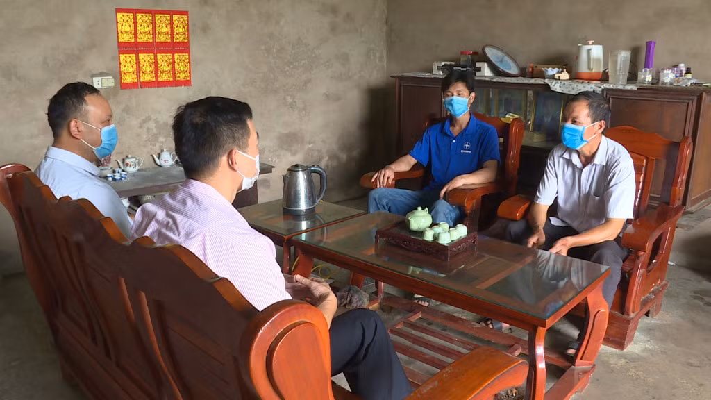 Cán bộ Ngân hàng CSXH huyện Ba Chẽ (phía trái) khảo sát nhu cầu vay vốn của người dân xã Đồn Đạc, huyện Ba Chẽ.