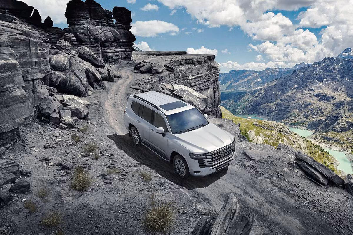 Toyota Land Cruiser đang bán theo kiểu "bia kèm lạc"