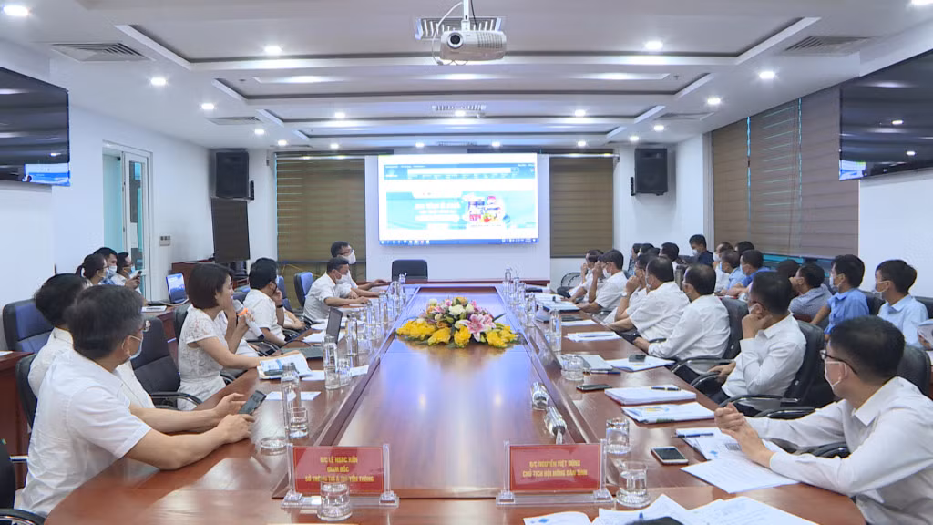 Hội viên nông dân tìm hiểu về sàn thương mại điện tử voso.vn