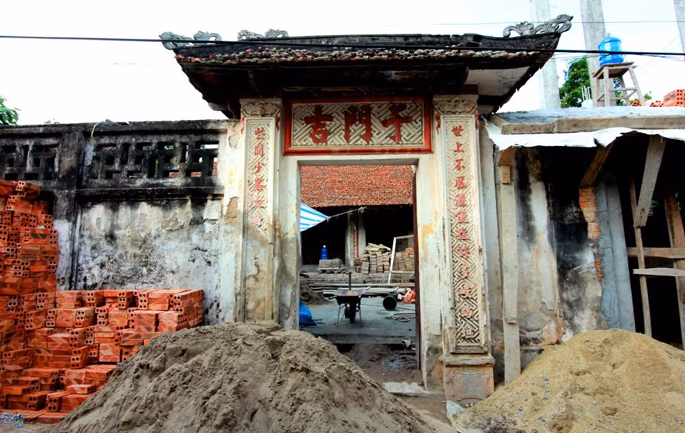 Những năm 2000, có đến gần chục ngôi biệt thự cổ còn đẹp và chắc chắn đã bị đập đi xây nhà hiện đại. Và hiện nay trong làng cũng có gần chục ngôi nhà khác bị bỏ hoang mặc cho nắng mưa bào mòn, hủy hoại. Họ không dám ở vì sợ sập.