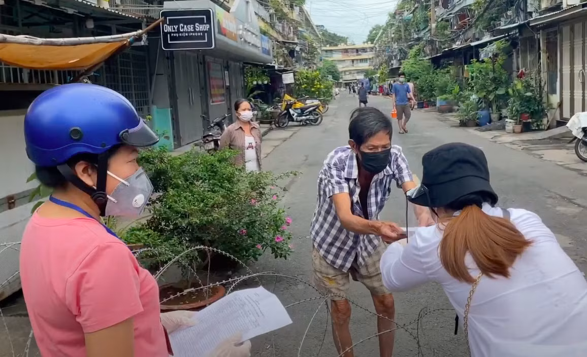 Cát Tường rủ Tiết Cương đi trao quà cho người dân khu phong toả ảnh 2 Cát Tường rủ Tiết Cương đi trao quà cho người dân khu phong toả ảnh 2
