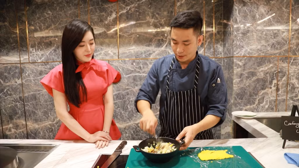 Anh Nguyễn Quyết, đầu bếp khách sạn Primier vilage Halong bay resort chia sẻ về cách chế biến món salat cua bể cuộn trái bơ
