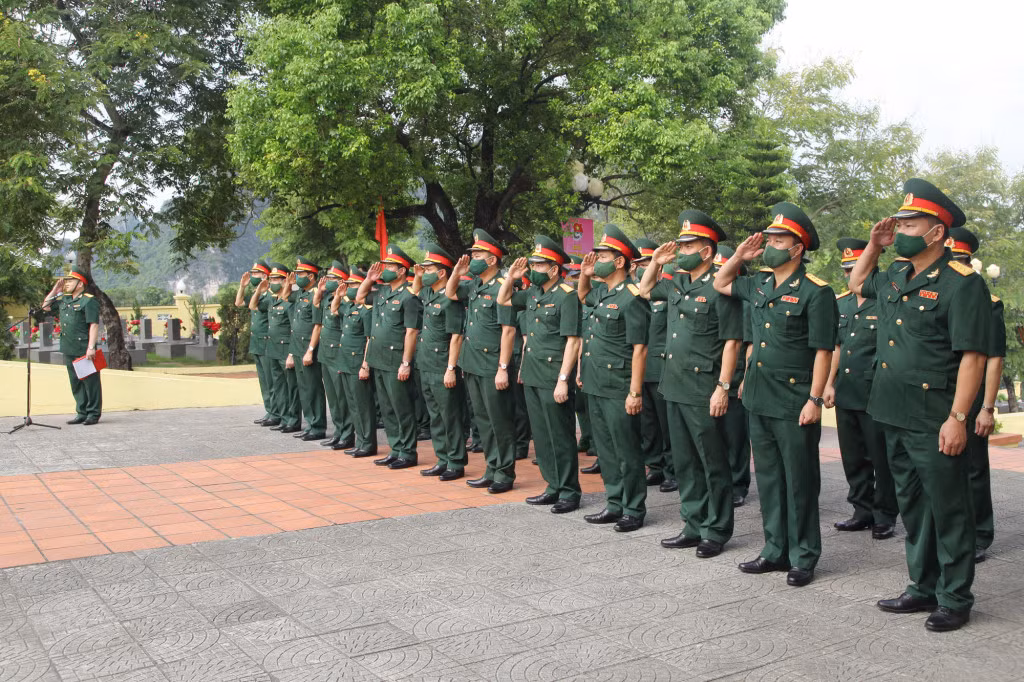 Đoàn đại biểu Bộ CHQS tỉnh đặt vòng hoa, dâng hương tại Nghĩa trang liệt sĩ Hà Tu.