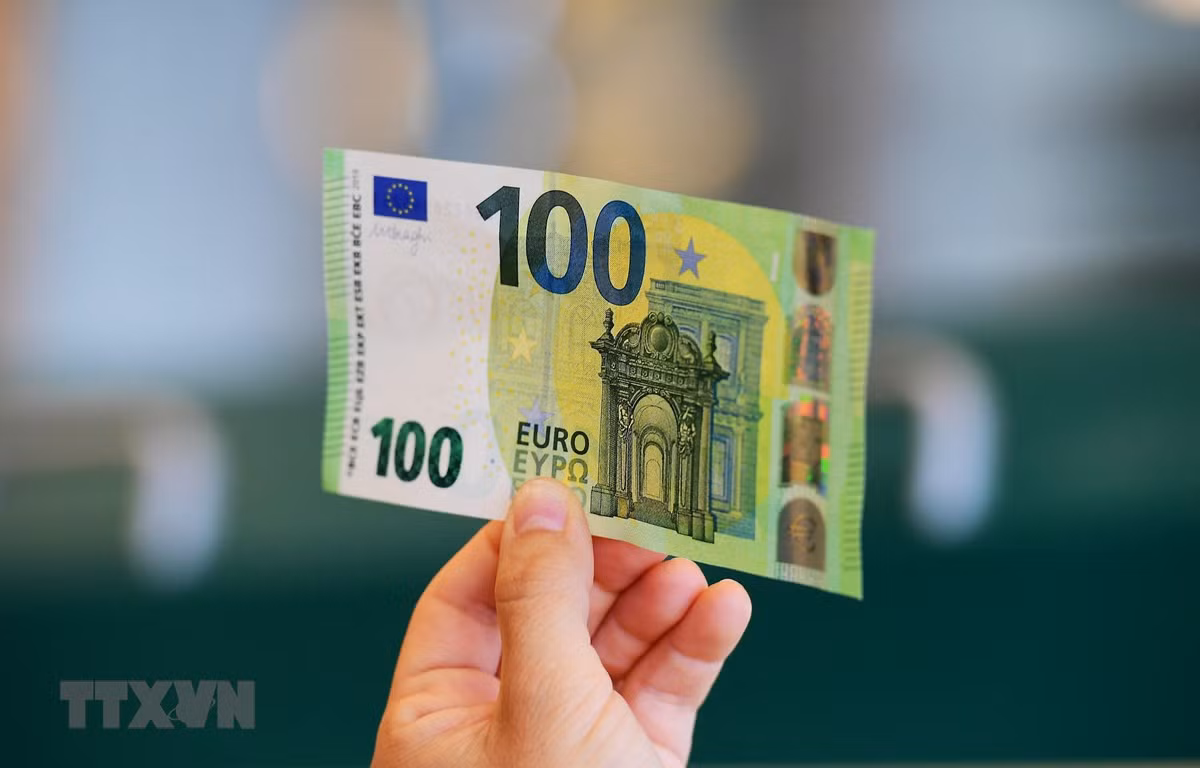Đồng tiền mệnh giá 100 euro tại Rome, Italy. (Ảnh: AFP/TTXVN)