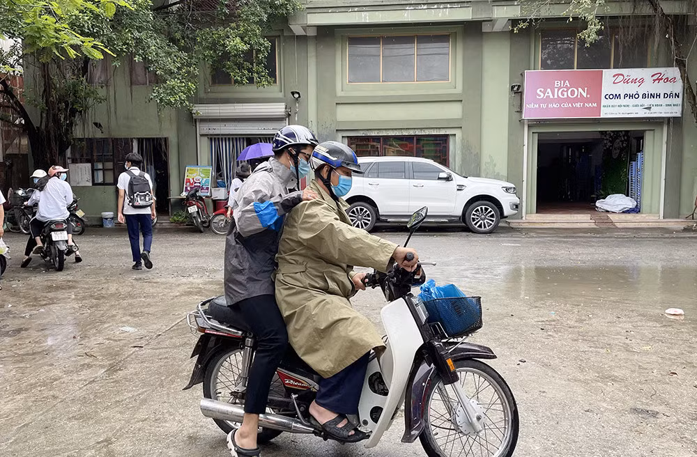 Buổi sáng 8/7 trời mưa nhỏ, nhiều thí sinh tại Điểm thi Trường THPT Minh Hà (TX Quảng Yên) được bố mẹ đưa đón.