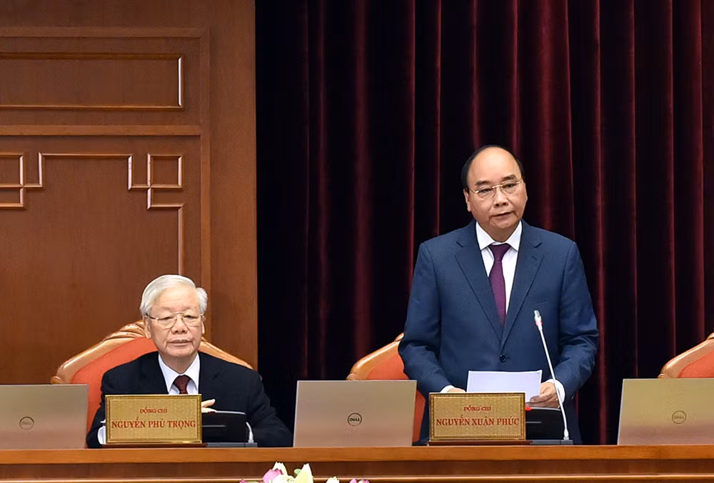 Ủy viên Bộ Chính trị, Chủ tịch nước Nguyễn Xuân Phúc điều hành phiên khai mạc. Thường trực Ban Bí thư Võ Văn Thưởng báo cáo nội dung chương trình Hội nghị Trung ương 3, khóa XIII Tại Hội nghị, Trung ương sẽ thảo luận kế hoạch phát triển kinh tế-xã hội giai đoạn 5 năm 2021-2025; xem xét, ban hành Quy chế làm việc của Ban chấp hành Trung ương, Bộ Chính trị, Ban Bí thư và Quy chế làm việc của Ủy ban Kiểm tra Trung ương nhiệm kỳ khóa XIII; Quy định thi hành Điều lệ Đảng và Quy định về công tác kiểm tra, giám sát, kỷ luật của Đảng nhiệm kỳ khóa XIII. Tổng Bí thư Nguyễn Phú Trọng phát biểu khai mạc Hội nghị. Ban Chấp hành Trung ương cũng xem xét về việc tiếp tục kiện toàn nhân sự các chức danh lãnh đạo của các cơ quan Nhà nước (nhiệm kỳ Quốc hội khóa XV) để Quốc hội bầu hoặc phê chuẩn tại kỳ họp thứ nhất, Quốc hội khóa XV và một số vấn đề quan trọng khác. Hội nghị diễn ra trong không khí cả nước đang hân hoan, phấn khởi trước thành công rực rỡ của Đại hội lần thứ XIII của Đảng cũng như kết quả rất tốt đẹp của cuộc bầu cử ĐBQH khóa XV và HĐND các cấp nhiệm kỳ 2021-2026; toàn Đảng, toàn dân, toàn quân ta đang chung sức đồng lòng, vừa chủ động, tích cực phòng, chống dịch COVID-19, vừa nỗ lực phấn đấu hoàn thành nhiệm vụ phát triển kinh tế-xã hội đã đề ra. Trong ảnh: Các đại biểu biểu quyết thông qua chương trình làm việc của Hội nghị. Tại Hội nghị này, Bộ Chính trị đề nghị Ban Chấp hành Trung ương xem xét, giới thiệu nhân sự theo hướng: Đối với các chức danh Chủ tịch nước, Thủ tướng Chính phủ, Chủ tịch Quốc hội và 24 chức danh lãnh đạo khác của các cơ quan Nhà nước đã được Hội nghị Trung ương 2 khoá XIII bỏ phiếu giới thiệu hoặc cho ý kiến thông qua với số phiếu tín nhiệm cao thì Ban Chấp hành Trung ương không tiến hành bỏ phiếu giới thiệu hoặc lấy ý kiến lại. Tổng Bí thư Nguyễn Phú Trọng đề nghị các Ủy viên Trung ương tập trung nghiên cứu, thảo luận, cho ý kiến để tiếp tục hoàn thiện và xem xét, quyết định vào cuối kỳ họp.