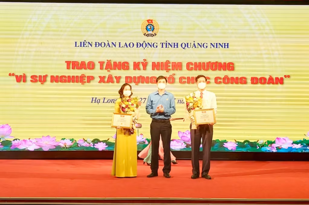 Đồng chí Ngọ Duy Hiểu, Phó Chủ tịch Tổng LĐLĐ Việt Nam trao tặng kỷ niệm chương cho các cá nhân có đóng góp tích cực đối với công tác công đoàn.