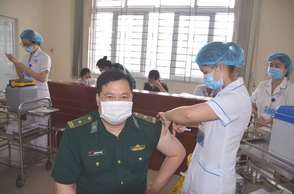 Tiêm vắc-xin phòng Covid-19 cho cán bộ, chiến sĩ Bộ đội Biên phòng tỉnh tại Bệnh viện Đa khoa tỉnh.