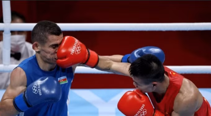 Văn Đương trong một pha ra đòn chính xác, trúng mặt Tayfur. Ảnh: AFP