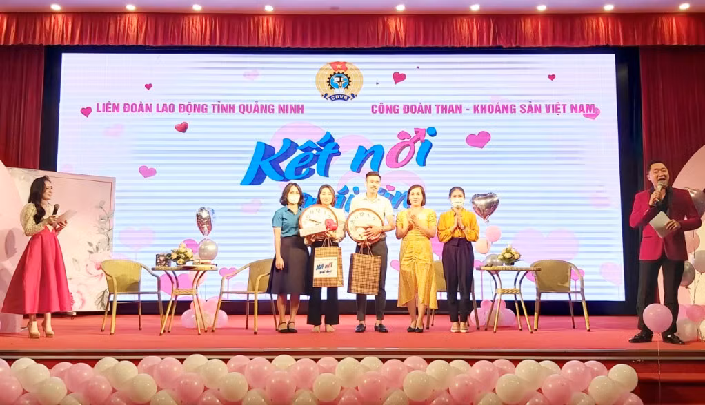 Đại diện các công đoàn cơ sở tặng quà cho cặp đôi thứ hai tham gia chương trình.