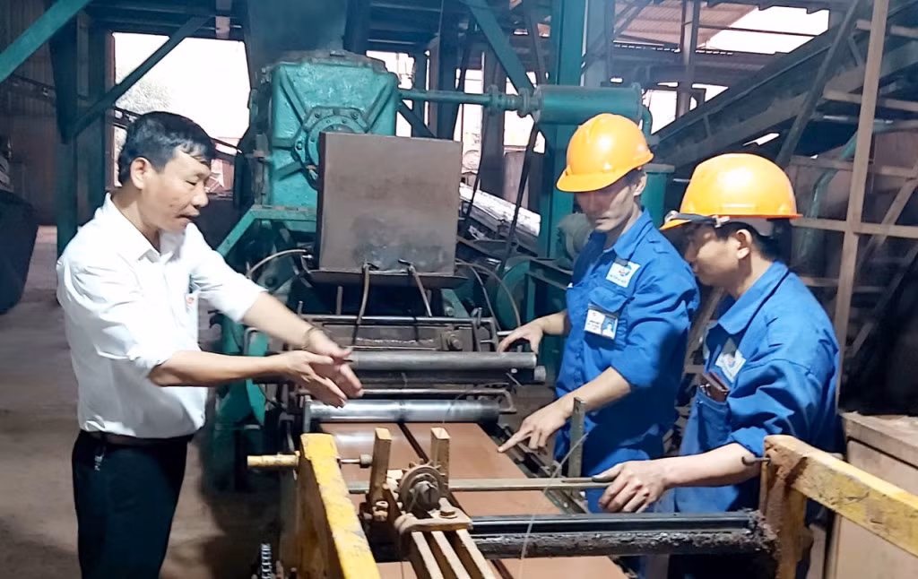 Công nhân Công ty CP Gạch ngói Đất Việt (TX Đông Triều) đẩy mạnh thi đua lao động sản xuất.