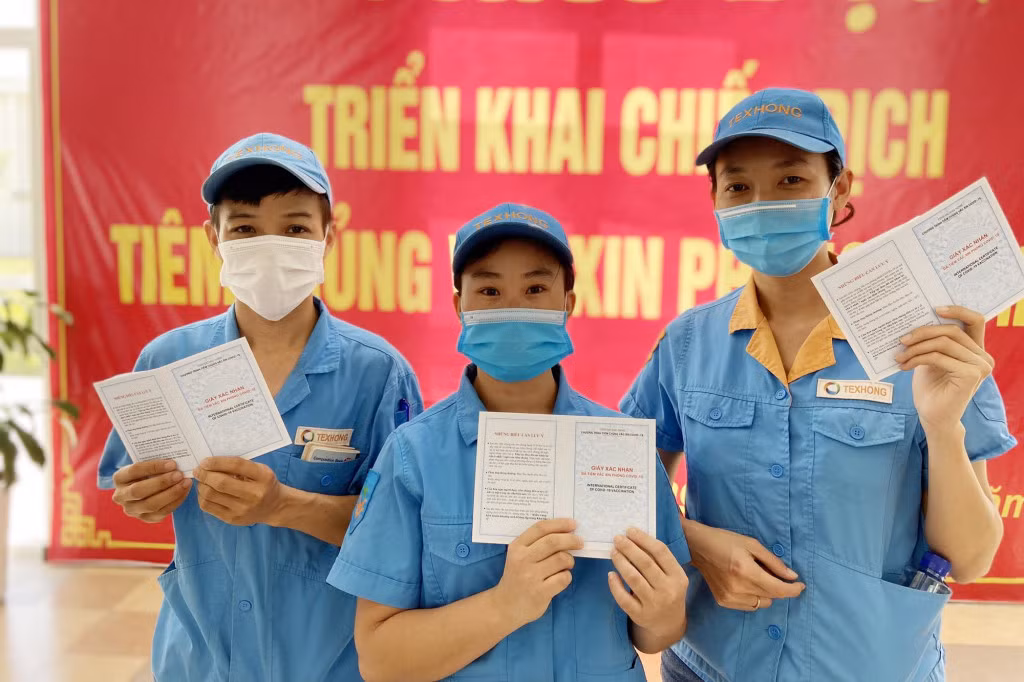 Người lao động phấn khởi sau khi được tiêm chủng vắc-xin phòng Covid-19. 