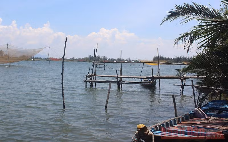 Những chiếc thuyền đón đưa khách du lịch trên sông, du ngoạn trong rừng dừa Bảy Mẫu cũng tạm nghỉ hơn năm.