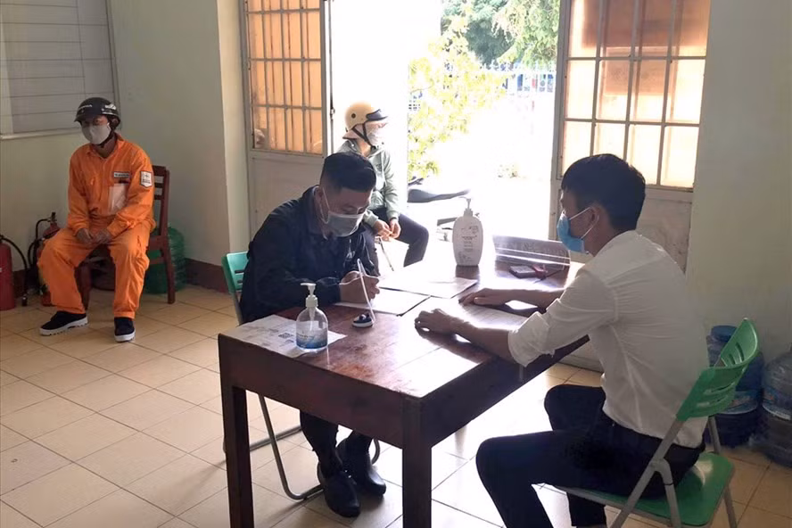 Phường Tấn Tài đã dừng việc thu phí và cấp giấy đi đường cho người dân bình thường vào chiều 20.7. Ảnh: Tuấn Kiệt.