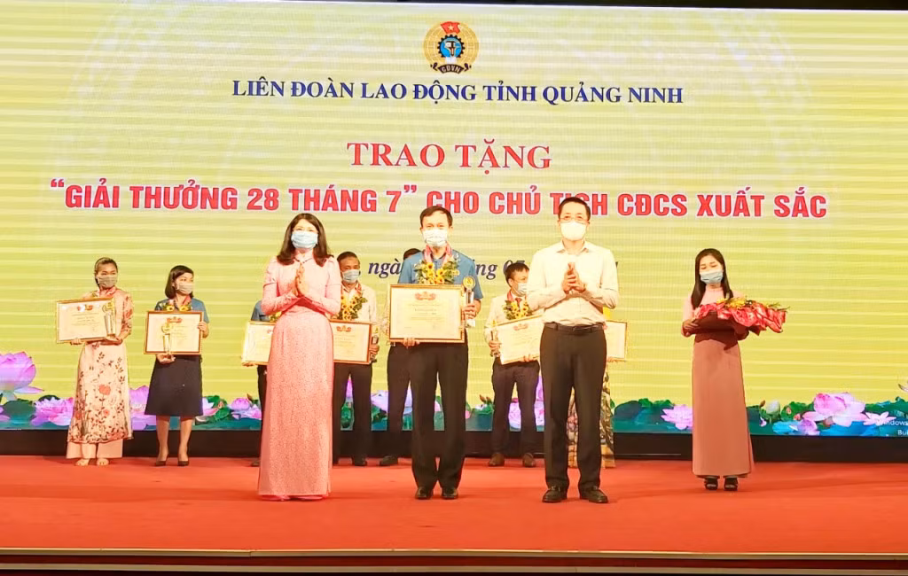 Các Chủ tịch Công đoàn cơ sở tiêu biểu được nhận 