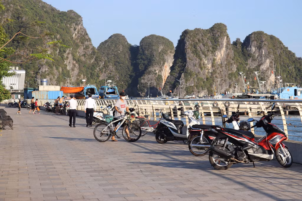 Tương tự, tại khu vực đường bao biển Bến Đoan (phường Hồng Gai) cũng có rất đông người dân xuống tắm biển vào mỗi buổi chiều.