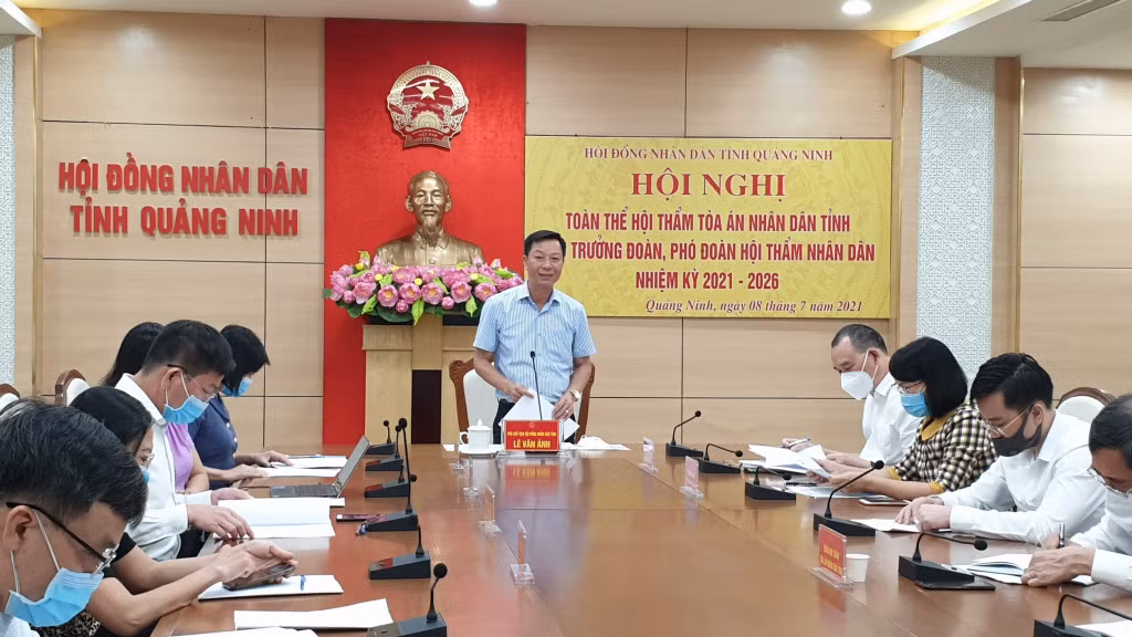 Đồng chí Lê Văn Ánh, Phó Chủ tịch HĐND tỉnh phát biểu tại hội nghị.
