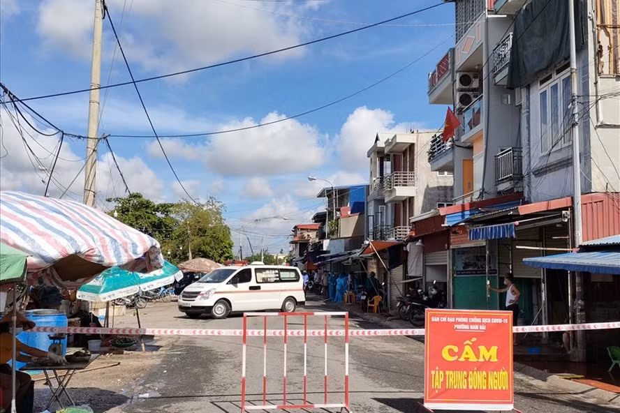 Hải Phòng tìm người đến 5 địa điểm liên quan đến ca mắc COVID-19. Ảnh Mai Dung