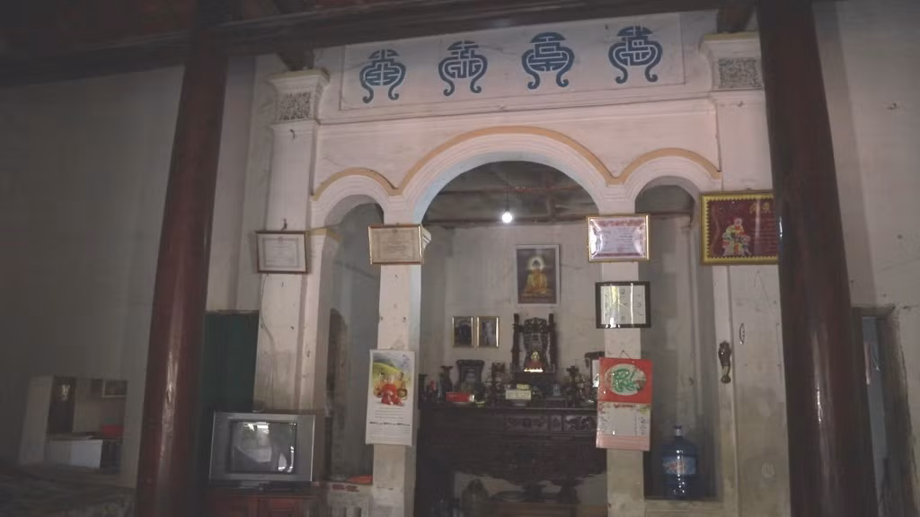 Gian chính trong nhà được dùng làm nơi thờ cúng.