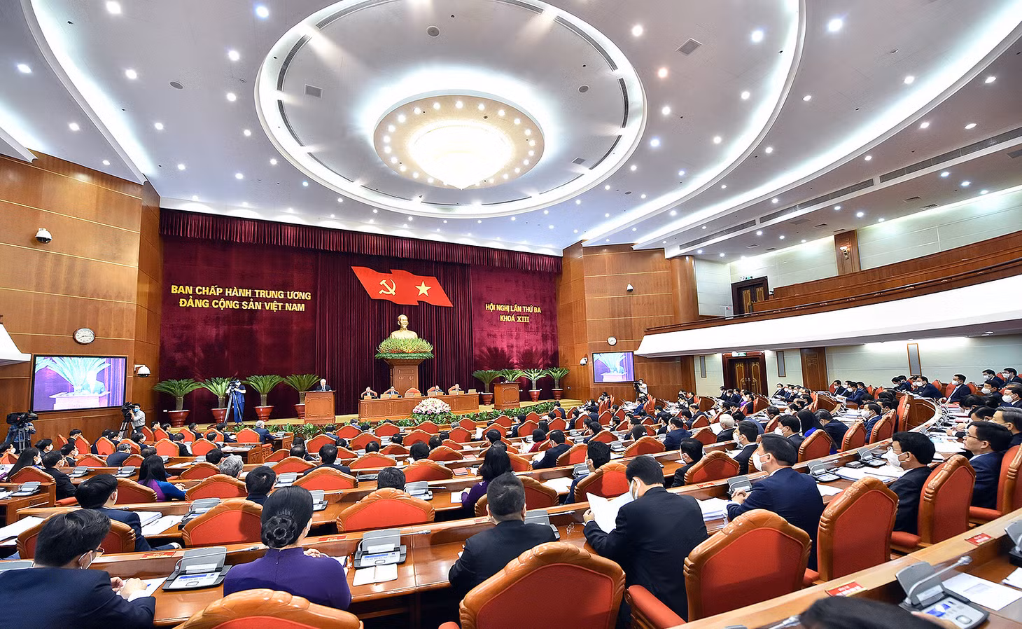 Ủy viên Bộ Chính trị, Chủ tịch nước Nguyễn Xuân Phúc điều hành phiên khai mạc. Thường trực Ban Bí thư Võ Văn Thưởng báo cáo nội dung chương trình Hội nghị Trung ương 3, khóa XIII Tại Hội nghị, Trung ương sẽ thảo luận kế hoạch phát triển kinh tế-xã hội giai đoạn 5 năm 2021-2025; xem xét, ban hành Quy chế làm việc của Ban chấp hành Trung ương, Bộ Chính trị, Ban Bí thư và Quy chế làm việc của Ủy ban Kiểm tra Trung ương nhiệm kỳ khóa XIII; Quy định thi hành Điều lệ Đảng và Quy định về công tác kiểm tra, giám sát, kỷ luật của Đảng nhiệm kỳ khóa XIII. Tổng Bí thư Nguyễn Phú Trọng phát biểu khai mạc Hội nghị. Ban Chấp hành Trung ương cũng xem xét về việc tiếp tục kiện toàn nhân sự các chức danh lãnh đạo của các cơ quan Nhà nước (nhiệm kỳ Quốc hội khóa XV) để Quốc hội bầu hoặc phê chuẩn tại kỳ họp thứ nhất, Quốc hội khóa XV và một số vấn đề quan trọng khác. Hội nghị diễn ra trong không khí cả nước đang hân hoan, phấn khởi trước thành công rực rỡ của Đại hội lần thứ XIII của Đảng cũng như kết quả rất tốt đẹp của cuộc bầu cử ĐBQH khóa XV và HĐND các cấp nhiệm kỳ 2021-2026; toàn Đảng, toàn dân, toàn quân ta đang chung sức đồng lòng, vừa chủ động, tích cực phòng, chống dịch COVID-19, vừa nỗ lực phấn đấu hoàn thành nhiệm vụ phát triển kinh tế-xã hội đã đề ra. Trong ảnh: Các đại biểu biểu quyết thông qua chương trình làm việc của Hội nghị. Tại Hội nghị này, Bộ Chính trị đề nghị Ban Chấp hành Trung ương xem xét, giới thiệu nhân sự theo hướng: Đối với các chức danh Chủ tịch nước, Thủ tướng Chính phủ, Chủ tịch Quốc hội và 24 chức danh lãnh đạo khác của các cơ quan Nhà nước đã được Hội nghị Trung ương 2 khoá XIII bỏ phiếu giới thiệu hoặc cho ý kiến thông qua với số phiếu tín nhiệm cao thì Ban Chấp hành Trung ương không tiến hành bỏ phiếu giới thiệu hoặc lấy ý kiến lại. Tổng Bí thư Nguyễn Phú Trọng đề nghị các Ủy viên Trung ương tập trung nghiên cứu, thảo luận, cho ý kiến để tiếp tục hoàn thiện và xem xét, quyết định vào cuối kỳ họp.