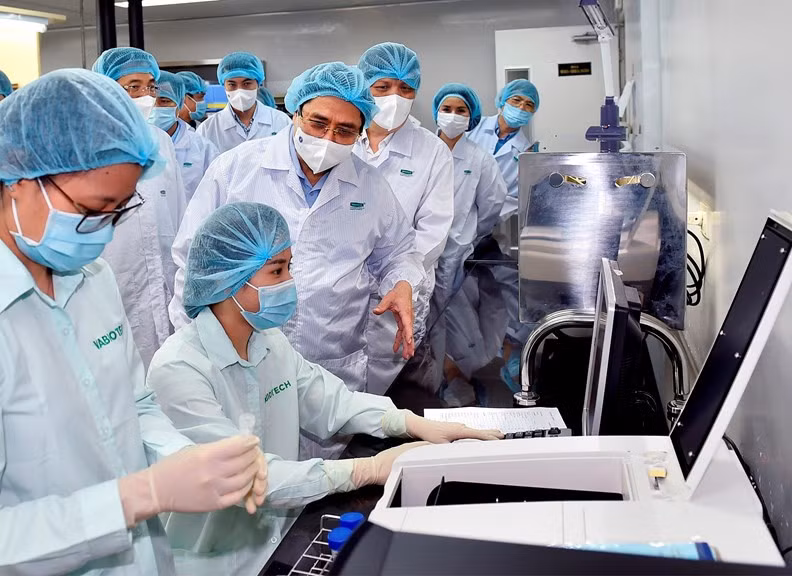 Thủ tướng Phạm Minh Chính thăm hỏi, động viên các các bộ đang làm việc tại Viện Vệ sinh dịch tễ Trung ương và Công ty VABIOTECH. - Ảnh: VGP Thủ tướng Phạm Minh Chính thăm hỏi, động viên các các bộ đang làm việc tại Viện Vệ sinh dịch tễ Trung ương và Công ty VABIOTECH. - Ảnh: VGP