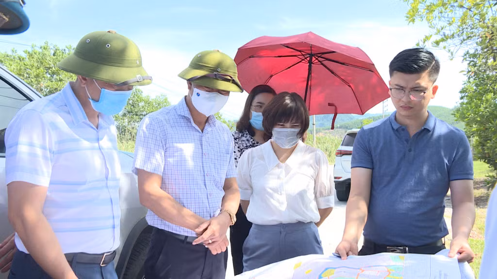 Đoàn công tác khảo sát dự án Khu dân cư Thống Nhất tại thôn Chân Đèo (xã Thống Nhất, TP Hạ Long.