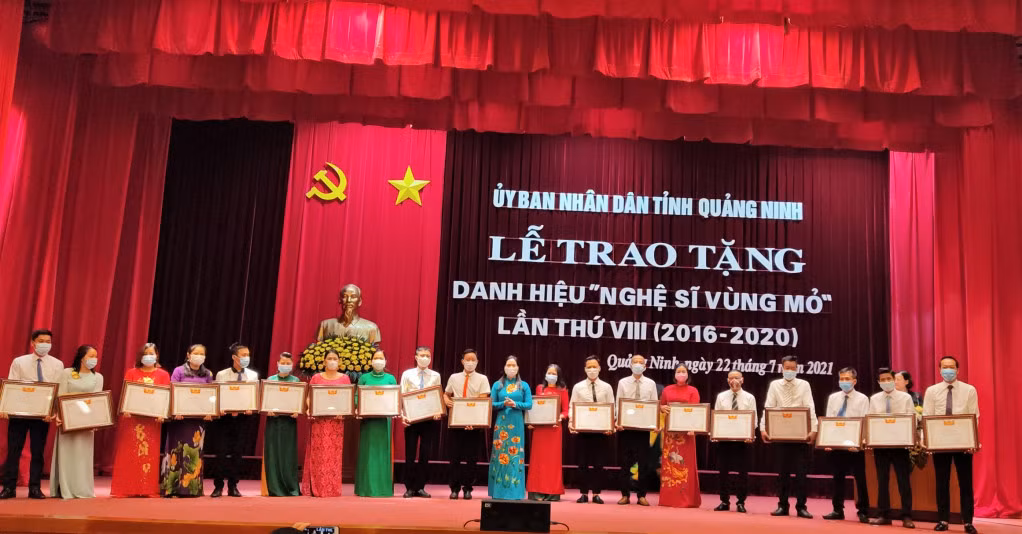 Các nghệ sĩ có nhiều cống hiến cho văn hóa nghệ thuật tỉnh Quảng Ninh được trao danh hiệu "Nghệ sĩ Vùng mỏ".