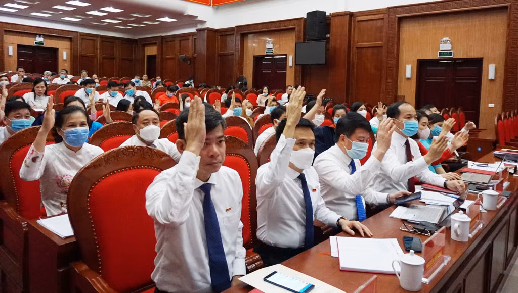 Các đại biểu biểu quyết thông qua nghị quyết tại Kỳ họp thứ nhất, HĐND TP Hạ Long khóa XII, tháng 6/2021.