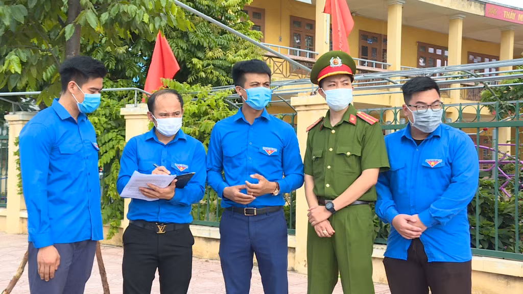 ĐVTN phối hợp cùng lực lượng Công an kiểm tra công tác triển khai mô hình "Tuyến đường ATGT" tại phường Tân An, TX Quảng Yên.